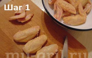 Рецепт: Острые куриные крылышки с картофелем в аэрогриле - в остро- сметанном маринаде